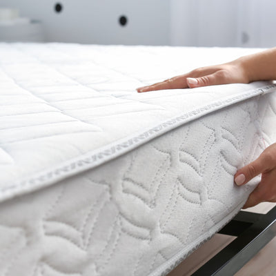 Comment éviter que son matelas glisse sur son sommier ? Astuces pratiques pour un lit stable