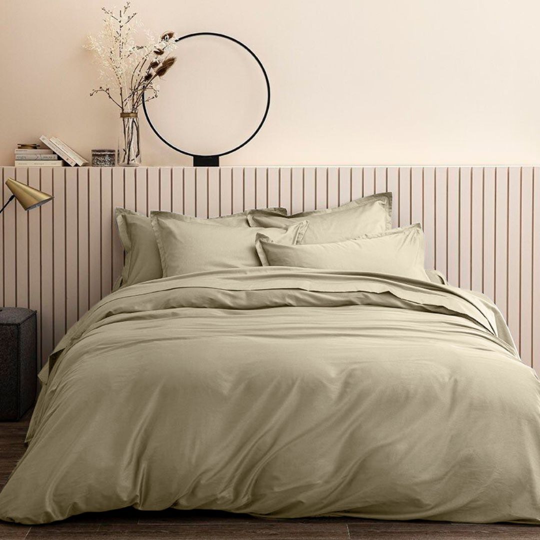 housse de couette et 2 taies d'oreiller en satin de coton coloris beige de la marque baton rouge#couleur_beige