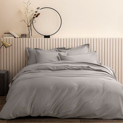 housse de couette et 2 taies d'oreiller en satin de coton coloris gris clair de la marque baton rouge#couleur_gris-clair