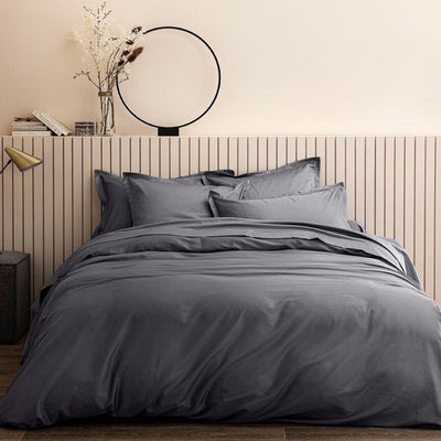 housse de couette et 2 taies d'oreiller en satin de coton coloris gris fonce de la marque baton rouge#couleur_gris-fonce