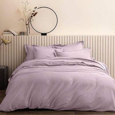 housse de couette et 2 taies d'oreiller en satin de coton coloris mauve de la marque baton rouge#couleur_mauve