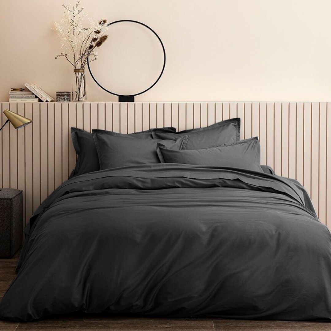 housse de couette et 2 taies d'oreiller en satin de coton coloris noir de la marque baton rouge#couleur_noir